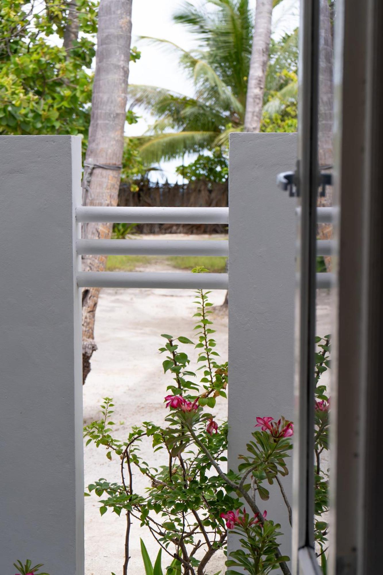 Vaali Maldives Island Escapes & Dive Hotel Felidhoo Bagian luar foto